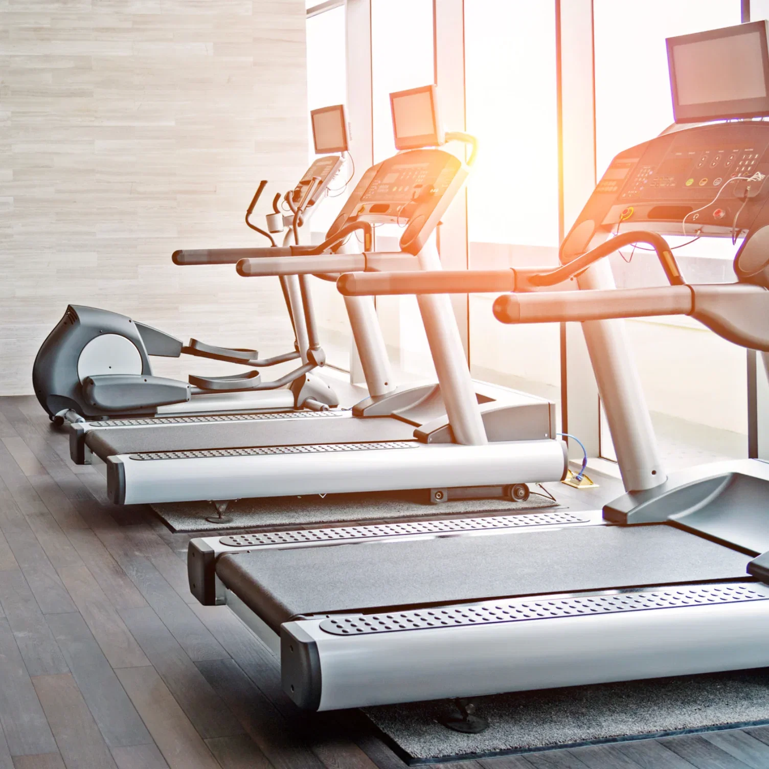 Maquinaria cardiovascular Life Fitness junto a los grandes ventanales de Concept